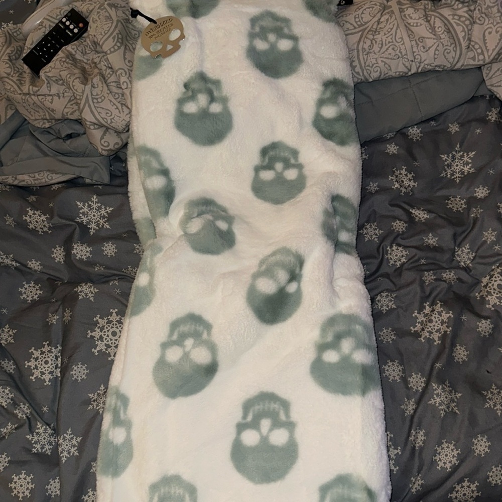 NWT Rachel Zoe teal /green Skull Halloween Blanket Throw